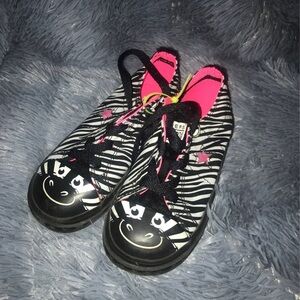 Converse low top zebra shoes size toddler 11